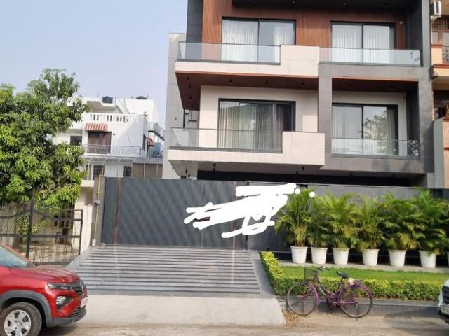 7 BHK Villa in Sector 44 for resale Noida. The reference number is 17267977