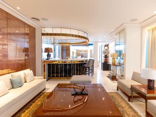 7 BHK Apartment in Parel for resale Mumbai. The reference number is 20069950