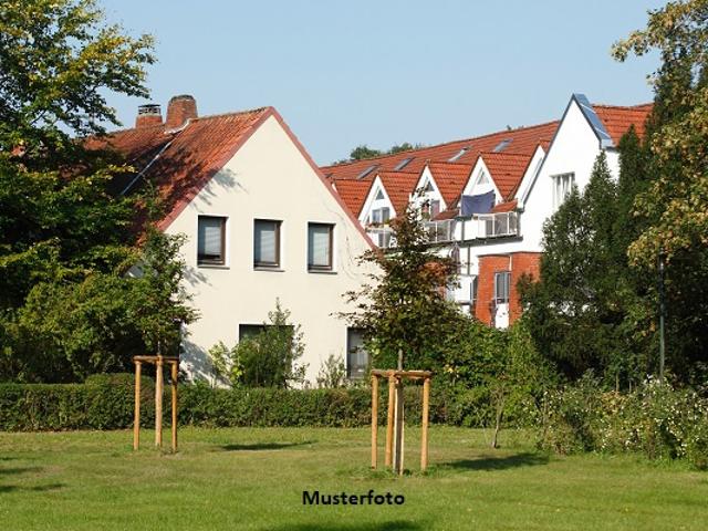 7 Familienhaus nebst Balkonen und 6 Stellplätzen