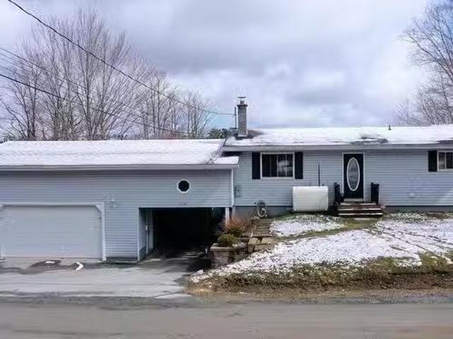 7 Freeman Cr Pleasantville/, Conquerall Bank, NS, B4V 0S8 ho.