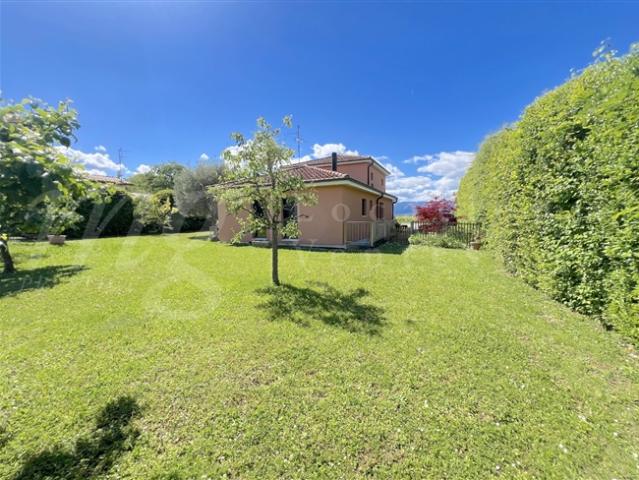 HERVORRAGENDES FREISTEHENDES HAUS MIT 250 M² HAB – WUNDERSCHÖNER EINGEZÄUNTER GARTEN – BEWALDET – UND RUHIG MIT 1100 M²