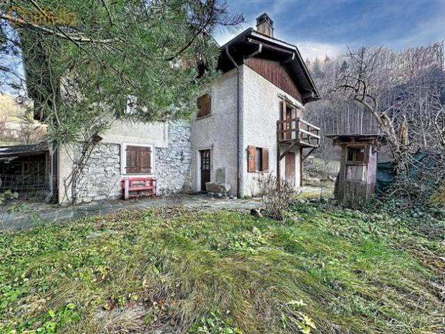 Besitz von zwei Wohnhäusern auf den Höhen von Villeneuve