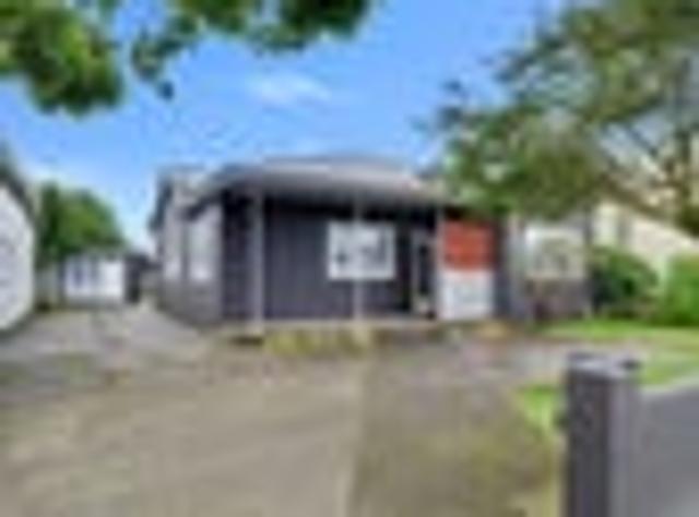 7 Rooms, 2 Bathrooms & Endless Possibilities!