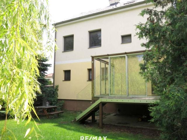 7 Zimmer Familienhaus mit Wintergarten und idyllischem Garten !