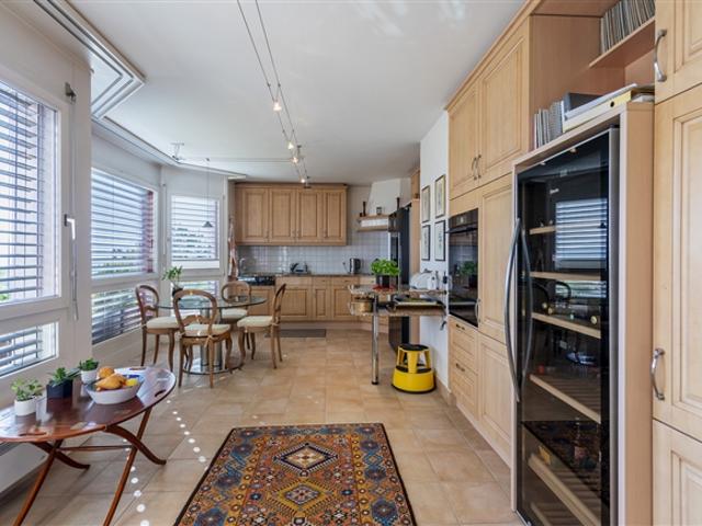 7 Zimmer Penthouse im 3. Stock eines Eigentumswohnungsgebäudes