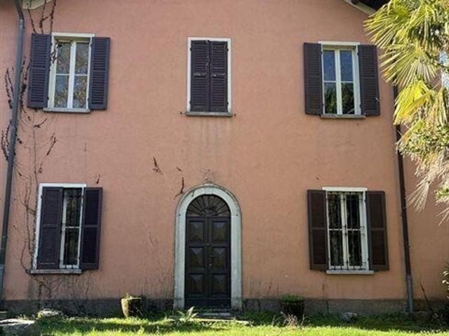 7 1/2 Zimmer Landhaus an herrlicher Aussichtslage und 3 Zimmer Rustico zum Umbauen / 7 1/2 Zimmer Haus mit 3 Zimmer Finca zum Restaurieren