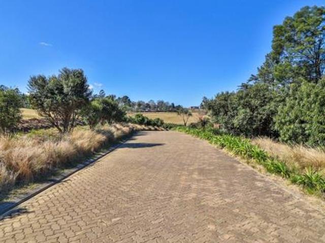 7.4 ha Land available in Hilton