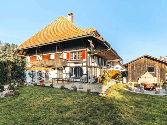 Stilvoller Hausteil mit hohem Ausbaustandard und grossem Garten