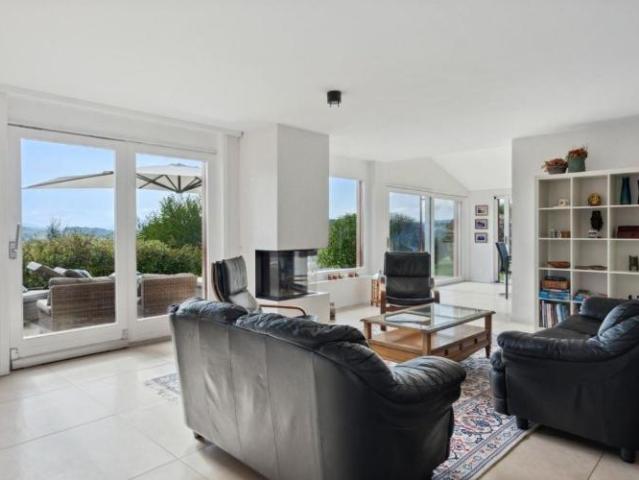 7,5 Zimmer Familienvilla mit separatem 1,5 Zimmer Studio, freier Blick