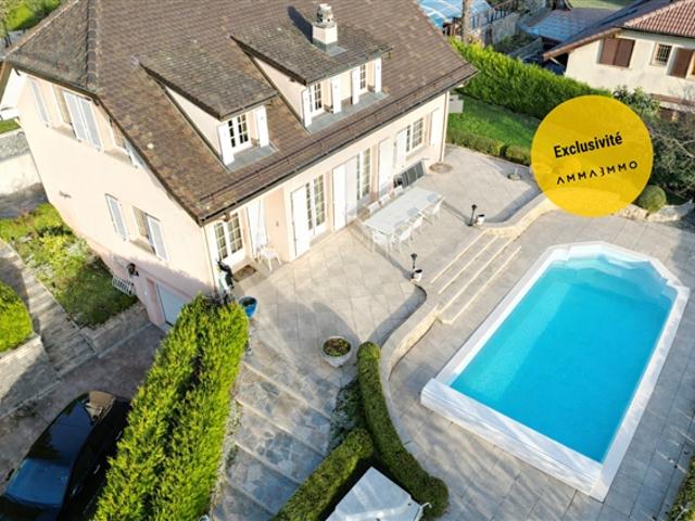 7,5 Zimmer große freistehende Villa mit Pool