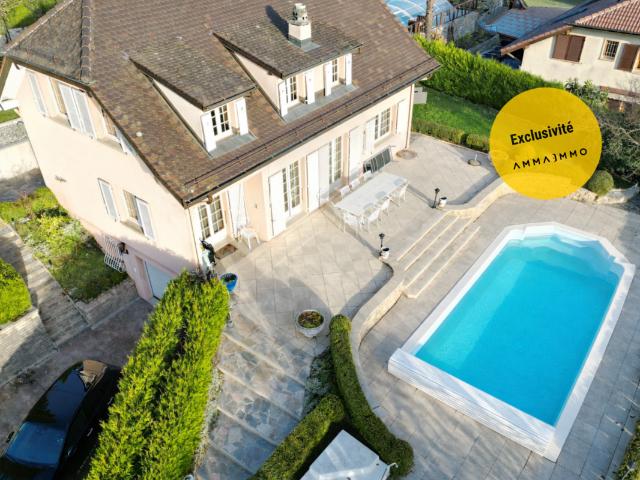 7,5 Zimmer große freistehende Villa mit Pool