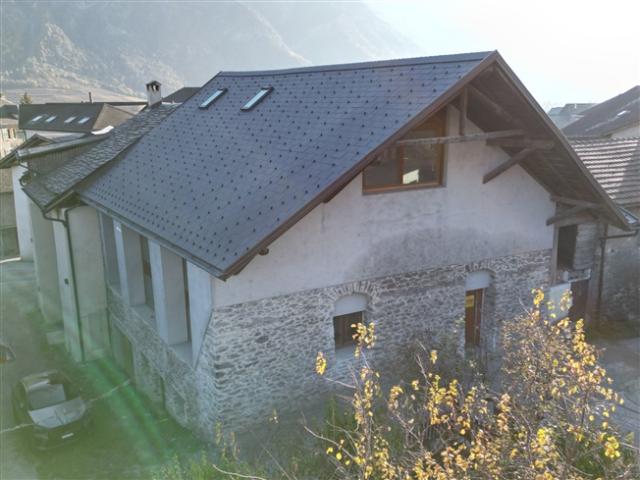 7,5 Zimmer großes Dorfhaus in Saint Pierre de Clages mit 237 m²