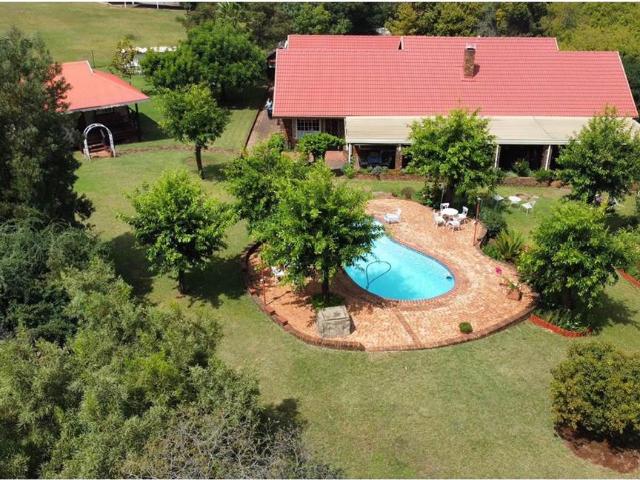 7 800 m² Smallholding in Die Hoewes