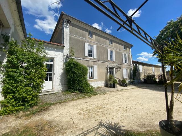 7KM DE SAINT YRIEIX SUR CHARENTE et de toutes ses commodités, authentique corps de ferme charentais