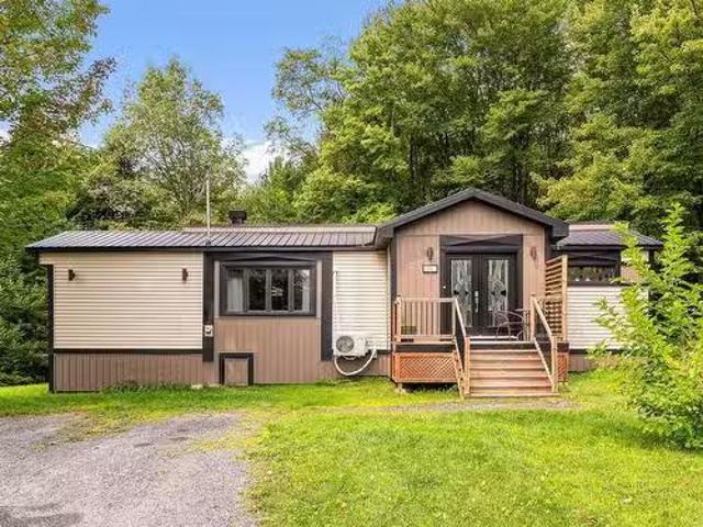 83 1072 Ch. De Knowlton, Lac Brome, QC, J0E 2P0 house for sa.