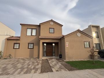 $ 800.000 Casa en Arriendo en Padre Hurtado 3 dormitorios 3 baños / Gestión y Propiedad