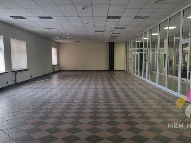 800 m2 na wynajem w DH Gracja z parkingiem i przeszkloną ścianą