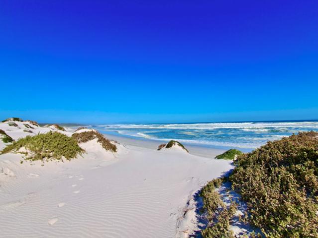800 m² Land available in Grotto Bay