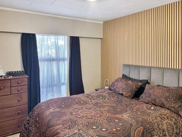 802 Queen Street West, 10482, Hastings