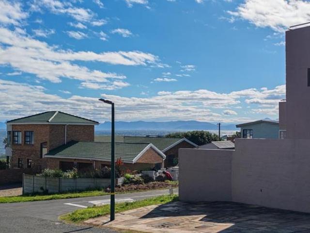 805 m² Land available in Perlemoenbaai