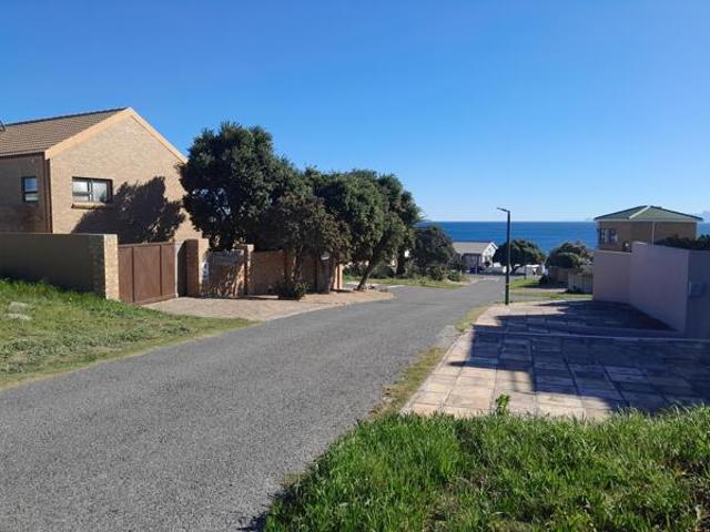 805 m² Land available in Perlemoenbaai