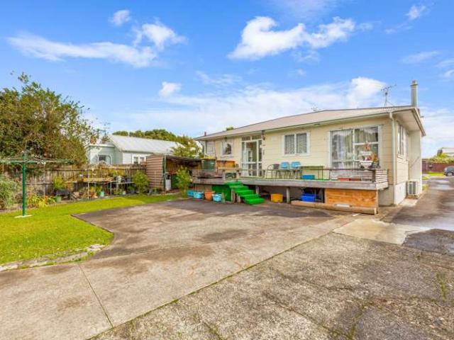 805 Te Atatu Road, Te Atatu Peninsula, Waitakere City