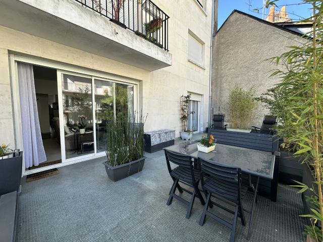 80 m2 + terrasse 43 m2 + parking et cave