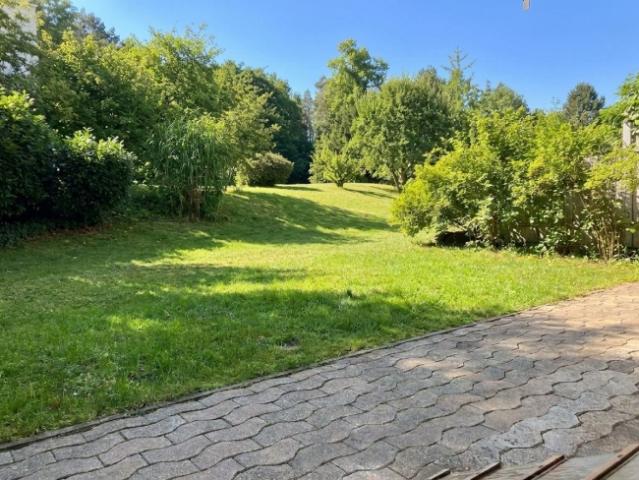 80 m² Gartenwohnung mit Cheminée nur wenige Schritte vom Bahnhof entfernt