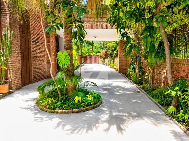 80x120 Corner Prime Location House is for SALE