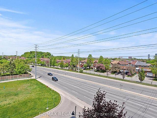 810 Scollard Crt Exceptional Two bedroom Corner Unit