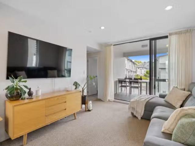 8/10 Silver Moon Road, Albany, North Shore City