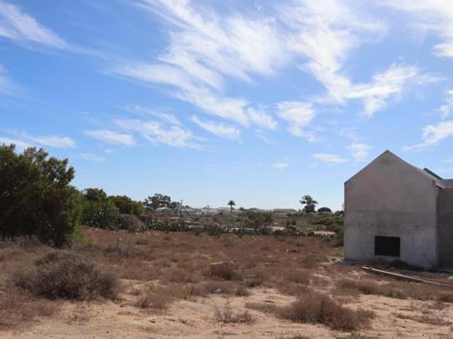 811 m² Land available in Da Gama Bay