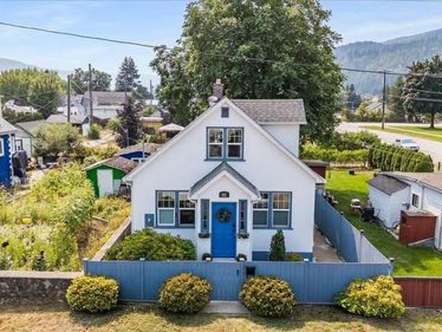 812 2Nd Street, Castlegar, BC, V1N 1Y7 house for sale | Listing ID 10398 | Royal LePage