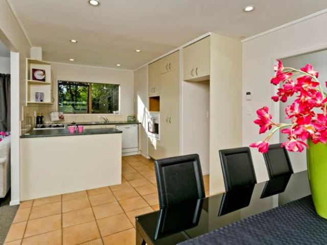 81 Oaktree Avenue, Browns Bay, North Shore City