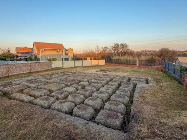 820 m² Land available in Melodie