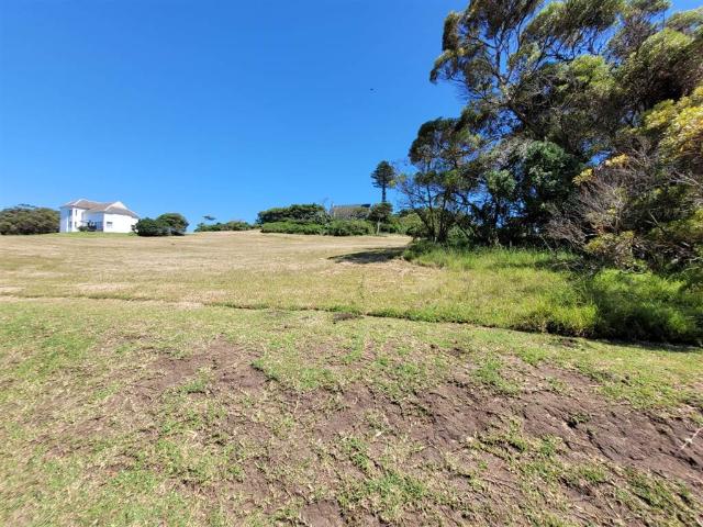 821 m² Land available in Cove Rock