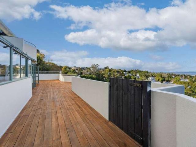 825 East Coast Road, Browns Bay, North Shore City
