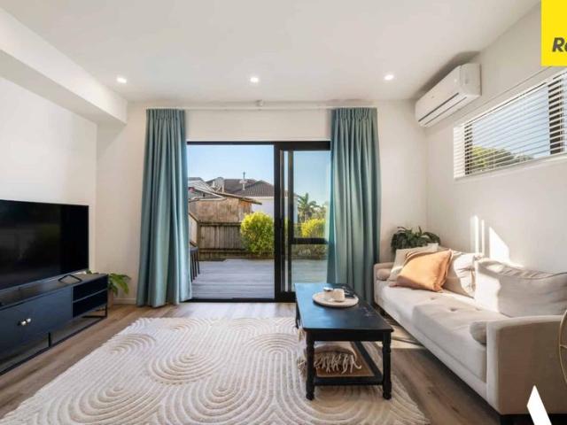 8/285 Te Atatu Road, Te Atatū South