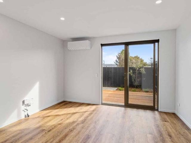 8/29 Bampton St, Burwood