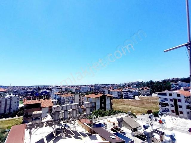 82 Salı Pazarı Caddesinde Köşebaşı Bina 2+1 Acil Satılık
