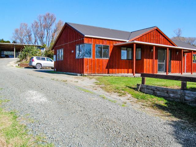82 Settlement Road, in the city: Kaipara, city area: Kaiwaka, price: latitude: 36.1729, longitude: 174.4549