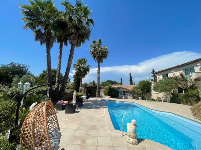 83520 ROQUEBRUNE SUR ARGENS PROCHE GOLF PROPIETE 2 MAISONS, CABANON POOL HOUSSE GRANDE PISCINE