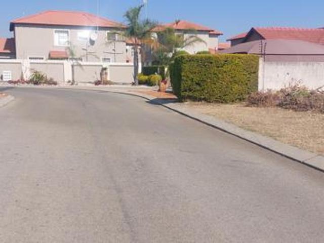 835 m² Land available in Bendor