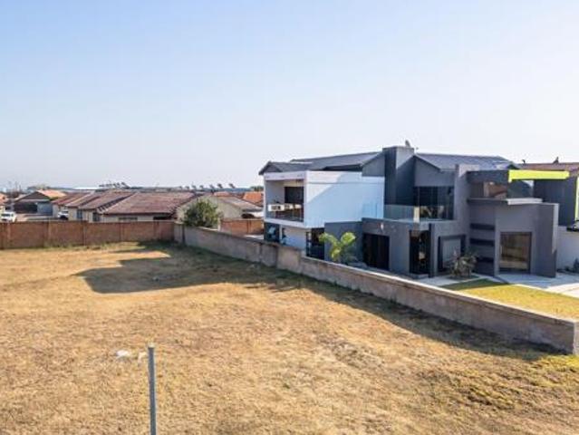 835 m² Land available in Bendor