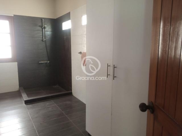 850 Ft² Upper portion for Rent