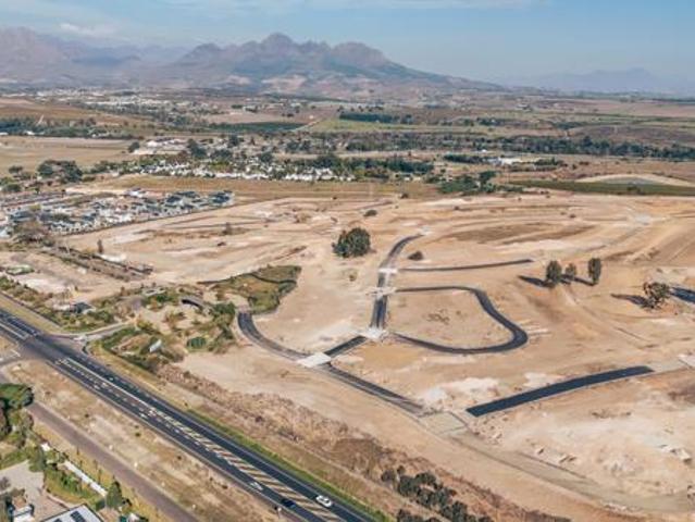 851 m² Land available in Longlands Estate
