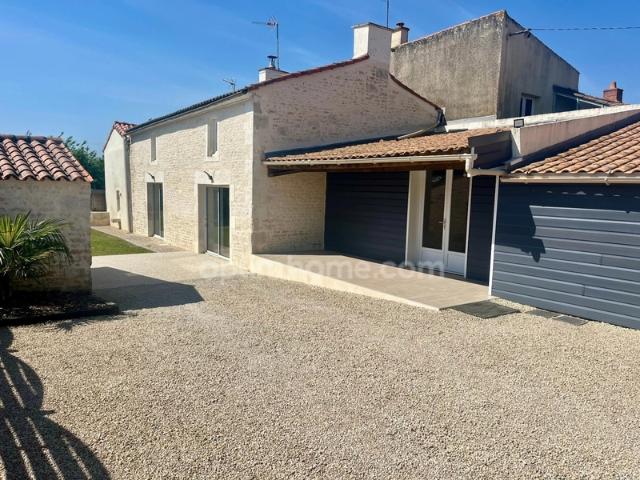 85400 FERMETTE EN PIERRES RÉNOVÉE 4 CHAMBRES TERRAIN CLOS DE 671 M²