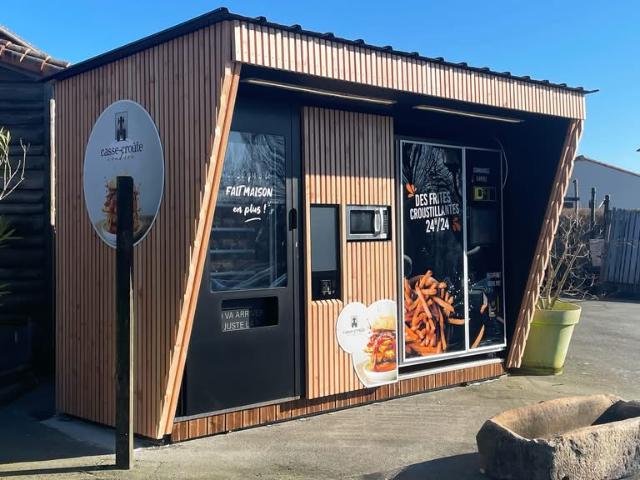 85. VENDEE. A VENDRE DISTRIBUTEUR AUTOMATIQUE MODULABLE DE BURGERS FRITES PLATS DU JOURS BOISSONS
