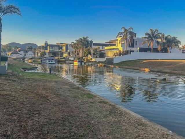 860 m² Land available in The Island Estates