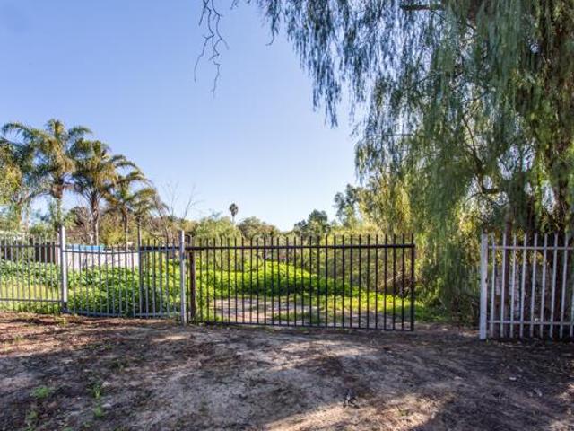 869 m² Land available in West Bank